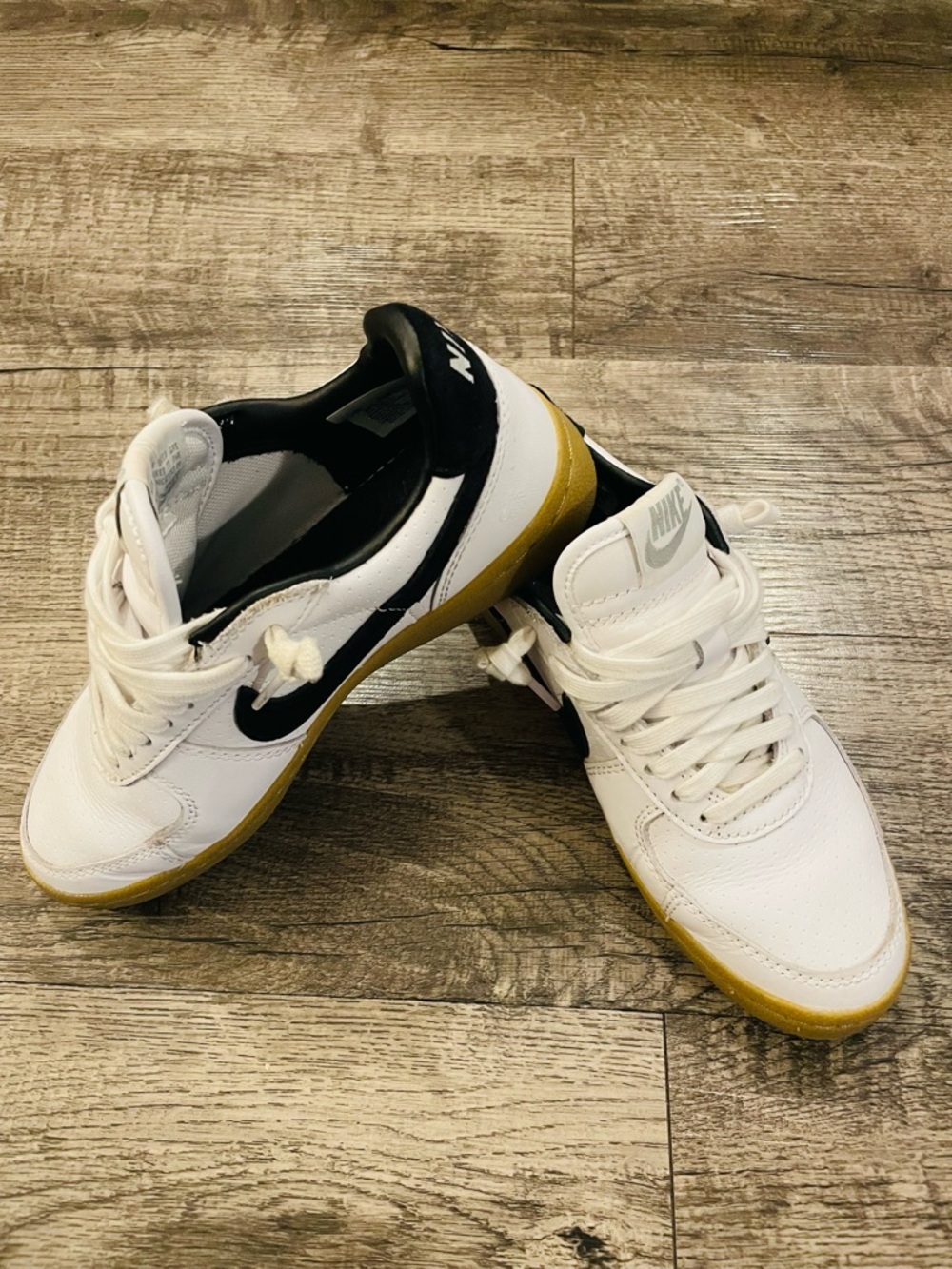 Nike Unisex White & Black Low-Top Sneakers with Gum Sole